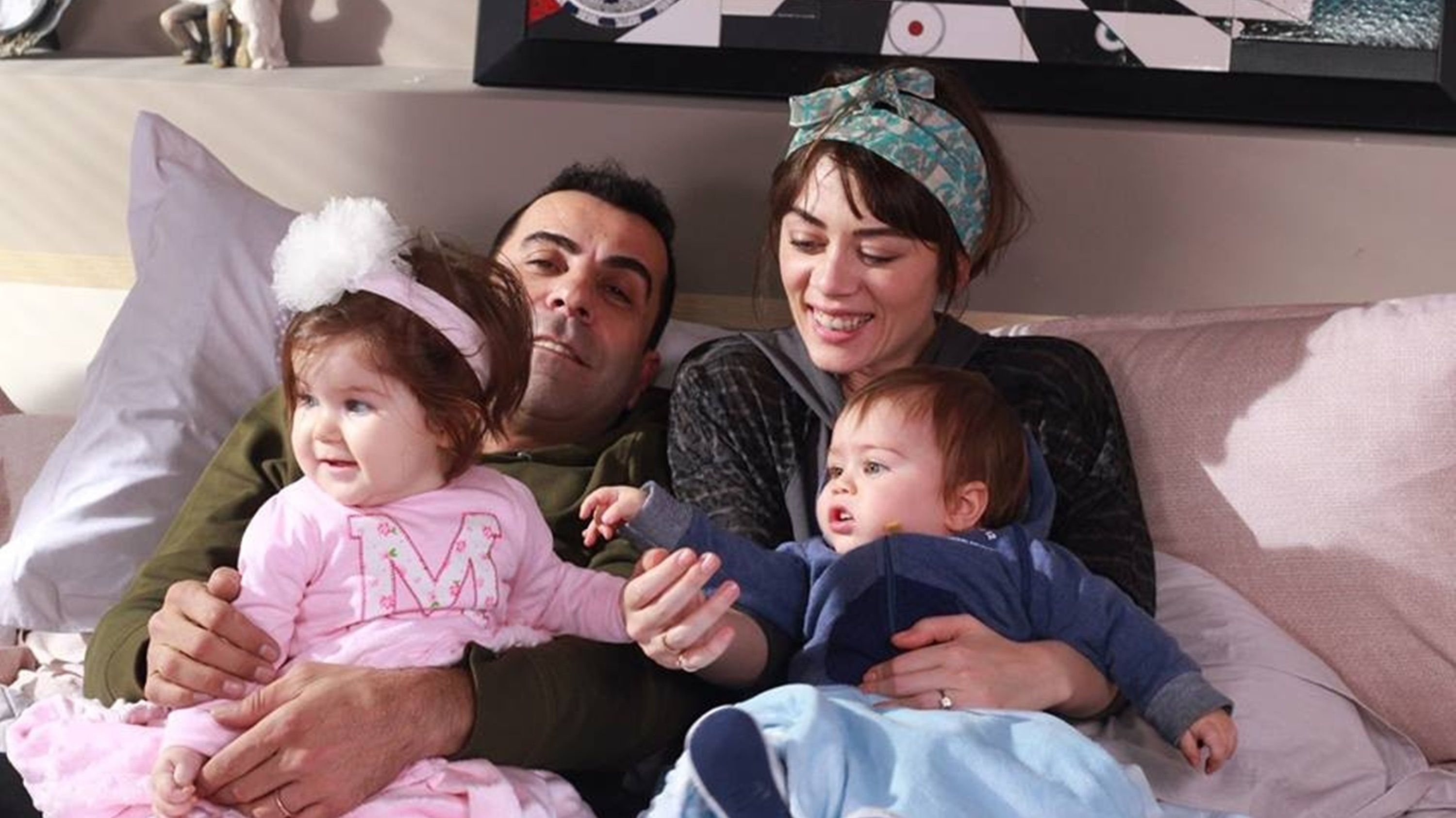 Backdrop poster for 1 Man 1 Woman 2 Children (2013)