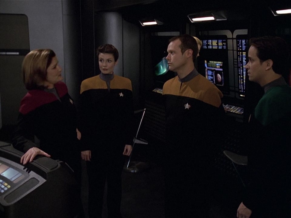 Backdrop poster for Star Trek: Voyager (1995)