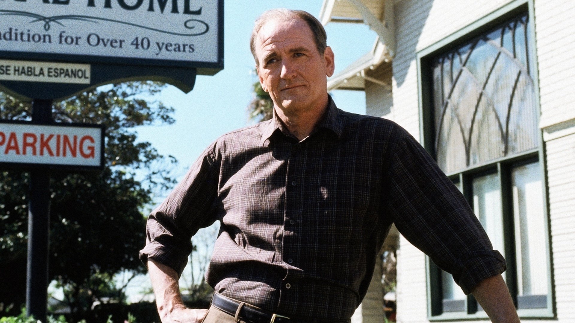 Backdrop poster for Six Feet Under (2001)