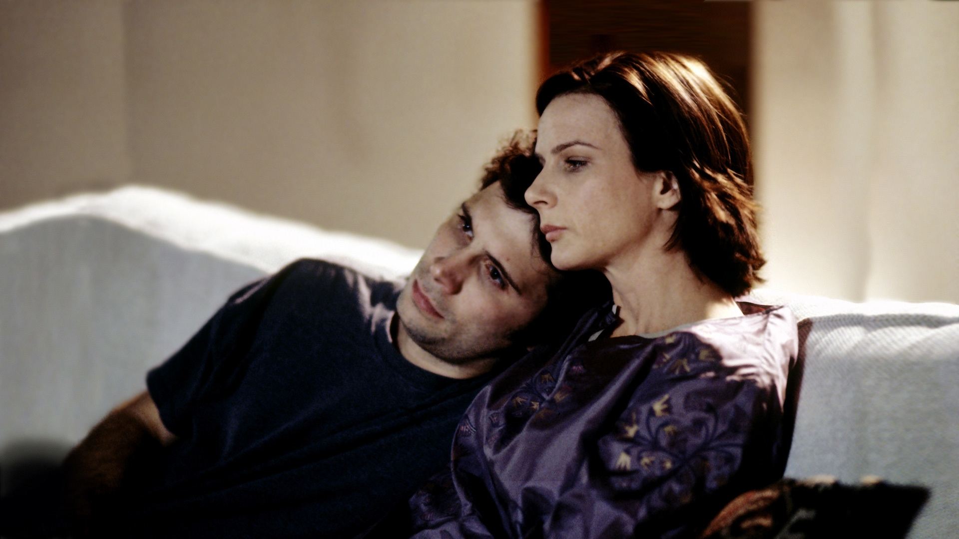Backdrop poster for Six Feet Under (2001)
